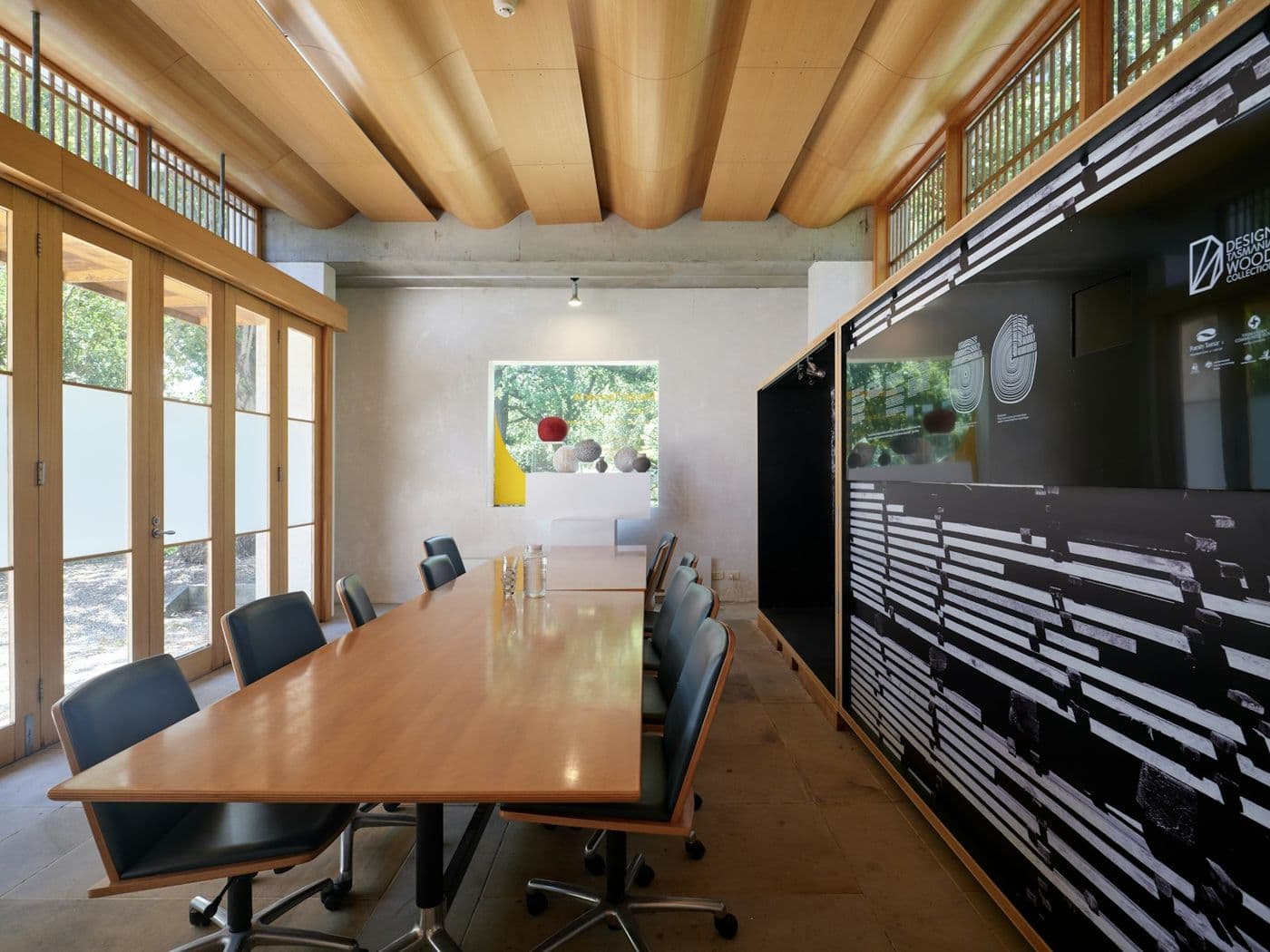 Sala de reuniões do escritório com luz natural